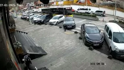 Esenler&rsquo;de İETT otob&uuml;s&uuml; park halindeki ara&ccedil;lara &ccedil;arptı
