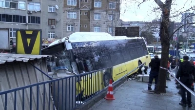Esenler&rsquo;de İETT Otob&uuml;s&uuml;n&uuml;n direksiyon hakimiyetini kaybetmesi sonucu otoparka daldı. Olay yerine &ccedil;ok sayıda ekip sevk edildi.
