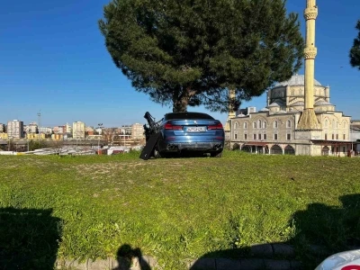 Esenler&rsquo;de otomobil kamyonete &ccedil;arptı: 6 yaralı
