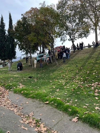 Esenler’de otomobil şarampole yuvarlandı: Sürücü ağır yaralandı
