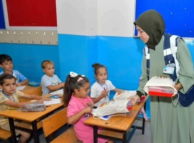 Esenyurt Belediyesi 26 bin öğrenciye kırtasiye seti dağıttı
