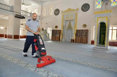 Esenyurt Belediyesi’nden camilere temizlik desteği
