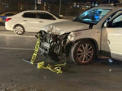 Esenyurt E-5&rsquo;te otomobilin &ccedil;arptığı motosiklet s&uuml;r&uuml;c&uuml;s&uuml; hayatını kaybetti
