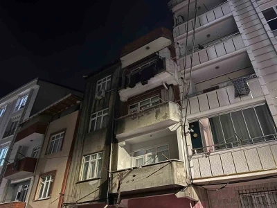 Esenyurt&rsquo;ta 3 katlı binanın &ccedil;atısı alev alev yandı
