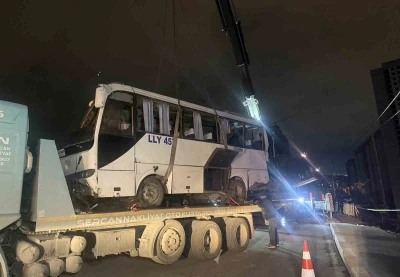 Esenyurt&rsquo;ta 4 kişinin &ouml;ld&uuml;ğ&uuml; kazaya karışan ara&ccedil; olay yerinden kaldırıldı
