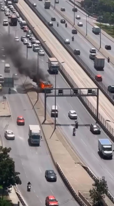 Esenyurt’ta alev alev yanan kamyonet, E-5’te sürücüsüz ilerledi
