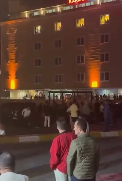 Esenyurt’ta alkollü iki grup arasında çıkan kavga kamerada
