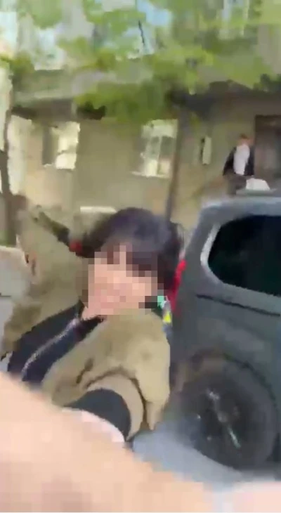 Esenyurt&rsquo;ta bir kadın eski eşini sokak ortasında darp etti
