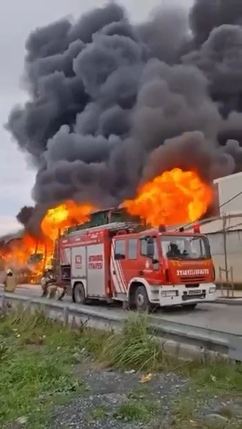 Esenyurt&rsquo;ta bir zincir market deposunda yangın &ccedil;ıktı. Olay yerine &ccedil;ok sayıda itfaiye ekibi sevk edildi.
