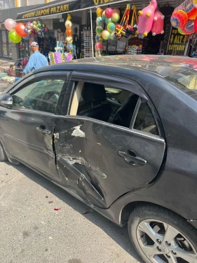 Esenyurt’ta faciadan dönüldü: Vinç kaydı, yaşlı adam iki torunuyla otomobilin altında kaldı
