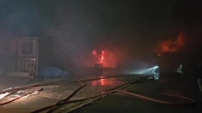 Esenyurt&rsquo;ta hırdavat fabrikasında başlayan yangın geniş alana sı&ccedil;radı
