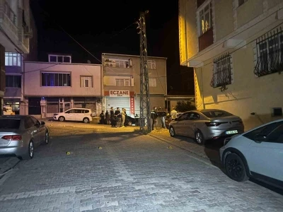 Esenyurt&rsquo;ta iki grup arasında silahlı &ccedil;atışma kamerada
