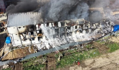 Esenyurt&rsquo;ta iş&ccedil;ilerin kaldığı b&uuml;y&uuml;k konteyner alev alev yandı
