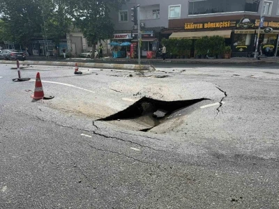Esenyurt&rsquo;ta İSKİ&rsquo;nin boru hattı patladı, yol &ccedil;&ouml;kt&uuml; cadde g&ouml;le d&ouml;nd&uuml;
