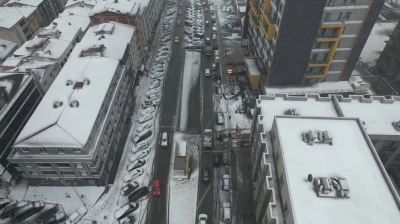 Esenyurt&rsquo;ta kar yağışı etkili oluyor, beyaza b&uuml;r&uuml;nen b&ouml;lge havadan g&ouml;r&uuml;nt&uuml;lendi

