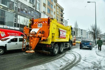 Esenyurt&rsquo;ta karla m&uuml;cadele &ccedil;alışmaları aralıksız s&uuml;r&uuml;yor
