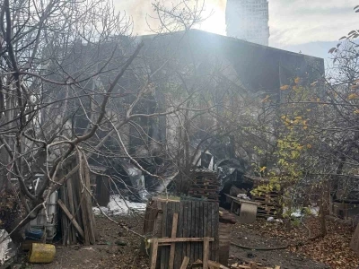 Esenyurt&rsquo;ta korkutan depo yangını: Dumanlar metrelerce y&uuml;kseldi
