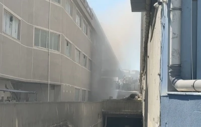 Esenyurt&rsquo;ta korkutan yangın: Tekstil fabrikası alev alev yandı

