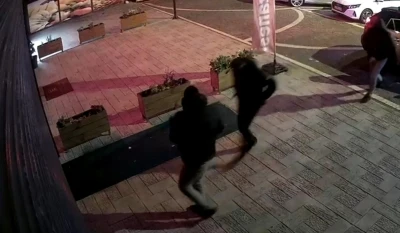 Esenyurt’ta kuyumcu soygunu girişimi kamerada: Hırsızlar alarm çalınca böyle kaçtı
