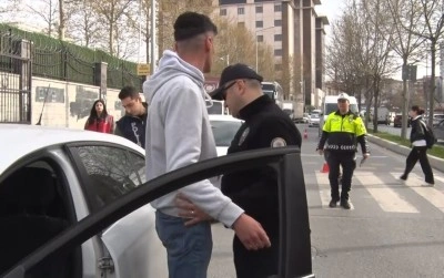 Esenyurt&rsquo;ta okul &ouml;n&uuml; ve &ccedil;evresinde polis denetimi