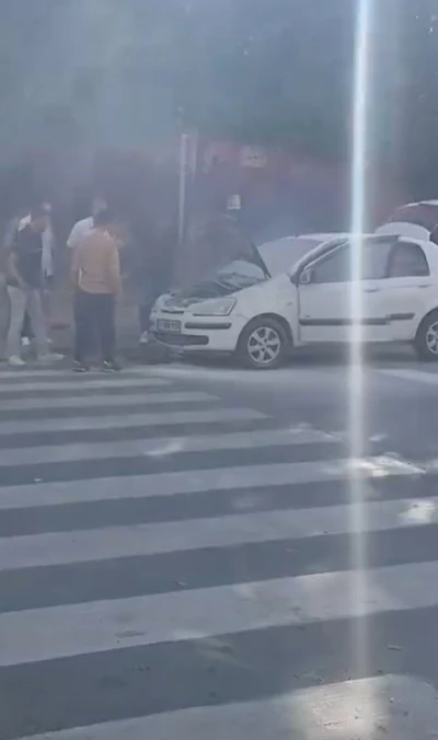 Esenyurt’ta okul önünde park halinde olan araç yandı
