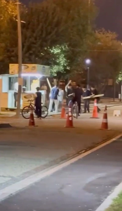 Esenyurt’ta parkta kalaslı kavga
