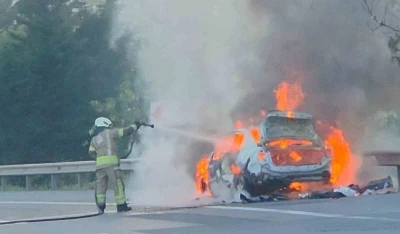 Esenyurt&rsquo;ta seyir halindeki otomobil alev alev yandı
