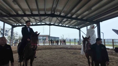 Esenyurt&rsquo;ta sıra dışı nikahta gelin ve damat at &uuml;st&uuml;nde d&uuml;nya evine girdi
