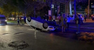 Esenyurt’ta sürücüsünün direksiyon hakimiyetini kaybettiği otomobil takla attı
