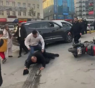 Esenyurt’ta trafikte tartıştığı araç sürücüsünü öldüresiye dövdü: O anlar kamerada
