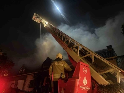 Esenyurt&rsquo;ta villanın &ccedil;atı katındaki yangın bitişiğindeki eve sı&ccedil;radı
