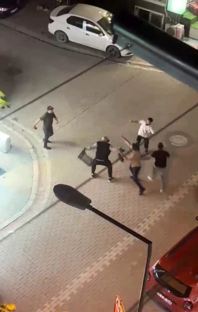 Esenyurt&rsquo;ta yabancı uyruklu 3 şahıs birbirine girdi, &ccedil;evredekiler g&uuml;&ccedil;l&uuml;kle ayırdı
