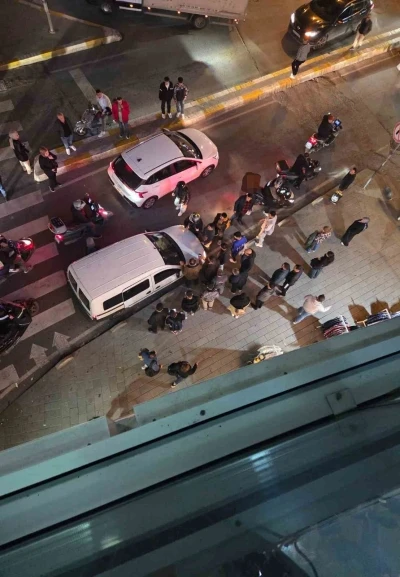 Esenyurt’ta yol verme tartışması: Kadın motorcuyu kaputunda sürükledi
