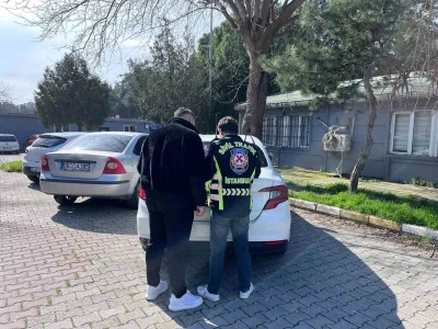 Esenyurt&rsquo;ta yol verme tartışmasında ara&ccedil;tan inen s&uuml;r&uuml;c&uuml; ve yolcuya para cezası
