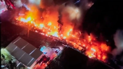 Esenyurt&rsquo;taki fabrika yangını 4 saattir devam ediyor: Patlamalar peş peşe geldi
