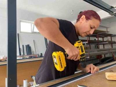 Eşi eleman bulamayınca kolları sıvadı, sanayide 2 yılda usta oldu

