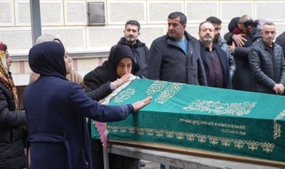 Eşi tarafından &ouml;ld&uuml;r&uuml;l&uuml;p yakılmak istenen Semanur son yolculuğuna uğurlandı
