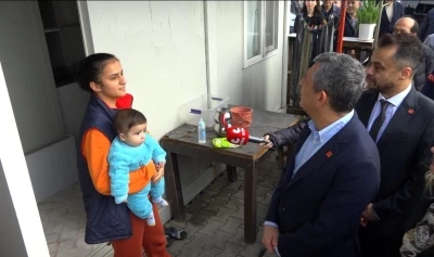 &rsquo;Eşimin geliri yok, işsiz&rsquo; diyen kadının kocasının sigortalı işte &ccedil;alıştığı ve 3 ara&ccedil;ları olduğu ortaya &ccedil;ıktı
