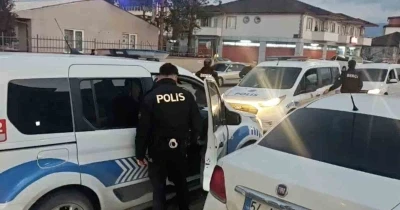 Eşinden şiddet g&ouml;rd&uuml;ğ&uuml;n&uuml; &ouml;ne s&uuml;ren hamile kadın, okula sığındı
