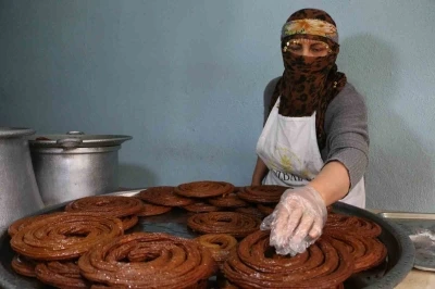Eşine destek olup 15 metrekarelik d&uuml;kkanda kadınların g&uuml;c&uuml;n&uuml; g&ouml;steriyor

