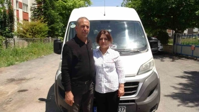 Eşine yardım i&ccedil;in direksiyon başına ge&ccedil;ti, &ouml;ğrenci servisinin sevilen şof&ouml;r&uuml; oldu
