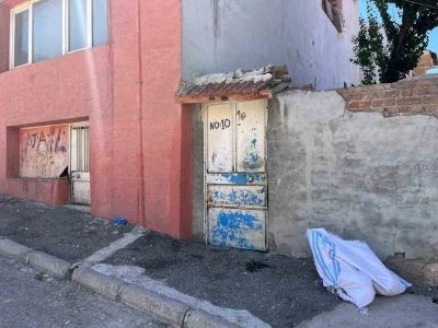 Eşini bayılıncaya kadar sokak ortasında döven şahıs kamerada
