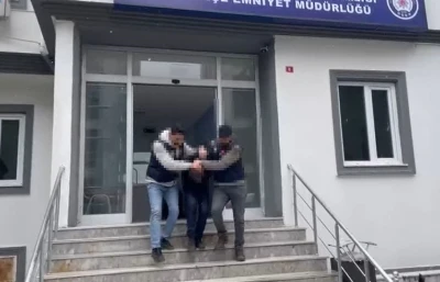 Eşini, &ccedil;ocuklarının g&ouml;z&uuml; &ouml;n&uuml;nde bı&ccedil;aklayarak &ouml;ld&uuml;ren adam adliyeye sevk edildi
