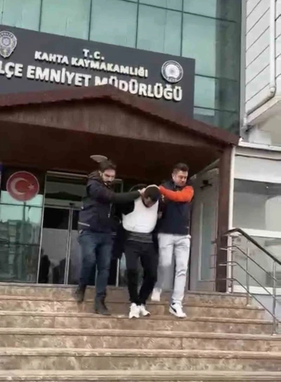 Eşini sokak ortasında &ouml;ld&uuml;ren şahıs tutuklandı
