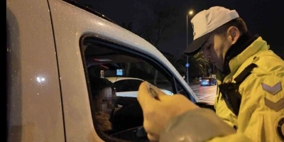 Eşinin s&uuml;r&uuml;ş&uuml;n&uuml; beğenmeyip direksiyona ge&ccedil;ti, ehliyetinden oldu
