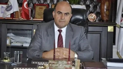 Eski belediye başkanını oğlu baltayla &ouml;ld&uuml;rd&uuml;
