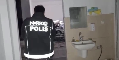 Eski fabrika binasını uyuşturucu imalathanesine &ccedil;evirmiş: 130 kilo uyuşturucu ele ge&ccedil;irildi
