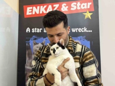 Eski itfaiye eri, enkazdan &ccedil;ıkardığı kediyle deprem travmasını birlikte atlattı