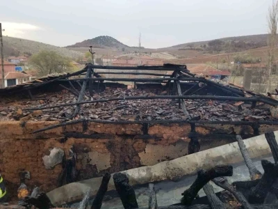 Eski kıyafetleri tandırda ateşe verdi, çatı alev alev yandı
