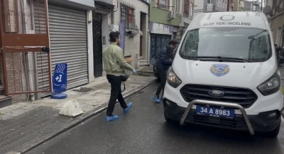 Eski kız arkadaşının evinde g&ouml;rd&uuml;ğ&uuml; adamı bı&ccedil;akladı

